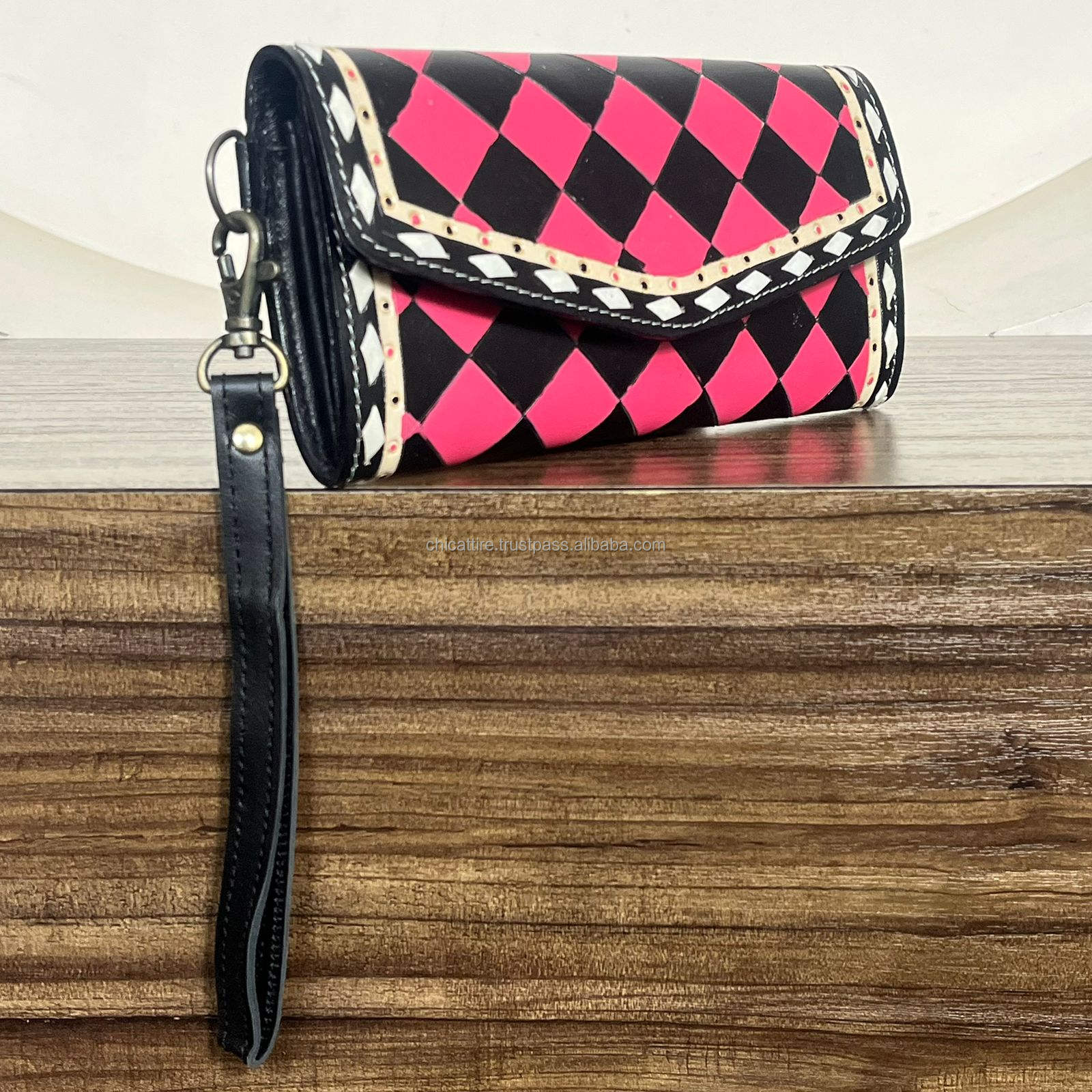 ลายตารางหมากรุกสีชมพูและดำ