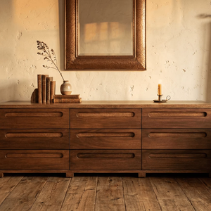 Commode Oaklyn de style Japandi en bois massif, finition grain de bois naturel, armoire de rangement scandinave pour salon - Product Image 3