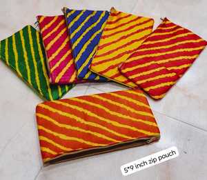 กระเป๋าซิปผ้าไหมอินเดียแบบดั้งเดิมสำหรับผู้หญิง สำหรับงานแต่งงาน งานดิวาลี งานพูจา และของชำร่วยงานปาร์ตี้ - กระเป๋าสีสันหลากหลาย เป็นมิตรกับสิ่งแวดล้อม - Product Image 6