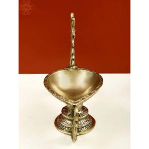Diya de latón hecho a mano de 8 pulgadas con mango decorativo, artículo creativo novedoso para decoración del hogar hecho en La India - Product Image 3