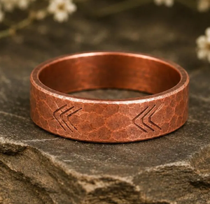 Bague en cuivre pur vintage gravée motif chevron, surface martelée, bague de doigt en cuivre massif à bord plat - Product Image 6
