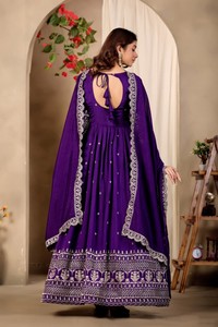 Traje Anarkali Violet Art Silk de Dhwaja Export, listo para usar, con bordados. - Product Image 4