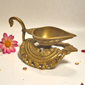 Diya traditionnel en laiton à cadre circulaire avec motif chakra central et support de base arrondi, disponible à prix de gros. - Product Image 5