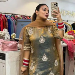 Elegante Conjunto de Kurti y Palazzo de Seda Fendi para Fiesta con Bordado de Lentejuelas Pesadas - Product Image 1