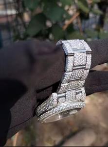 Montre en or rose sertie de diamants pour femme avec bracelet, idéale pour un usage quotidien, disponible à la vente en gros. - Product Image 3