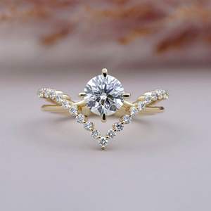 แหวนเพชรทรงกลม 1.00 กะรัต ดีไซน์หรูหรา ตัวเรือนทองคำ ประดับเพชรทรง V แบบฝังเรียงเป็นแถว แหวนหมั้นสไตล์โมเดิร์น สำหรับเธอ - Product Image 1