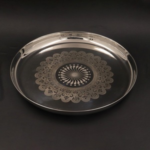 Bandeja Redonda Metálica de Almacenamiento con Diseño Clásico Grabado y Acabado Pulido para Uso en Mesa - Product Image 1