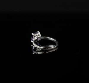 แหวนเงินแท้ 925 ประดับอเมทิสต์ทรงเหลี่ยมมรกต ดีไซน์ปีกแบบคริสเตียน สำหรับงานหมั้นและงานแต่งงาน สไตล์มินิมอล พร้อมใบรับรองจากผู้เชี่ยวชาญ - Product Image 4