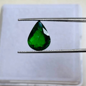 พลอยทซาโวไรต์ทรงลูกแพร์ธรรมชาติ น้ำหนัก 4.89 กะรัต คุณภาพระดับ AAA พร้อมความเงางามระดับ AAA และสีเขียวสดใส ตัดและขัดเงาอย่างสมบูรณ์แบบ - Product Image 1