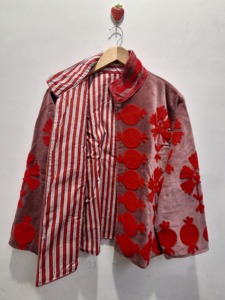 เสื้อแจ็คเก็ตปักลายสีแดงร้อนแรง สไตล์วินเทจ ผ้ากำมะหยี่ปักลาย สำหรับผู้หญิง เสื้อแจ็คเก็ตงานฝีมือลายดอกไม้ - Product Image 3