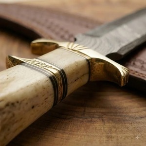 Cuchillo de Caza Bowie de Acero de Damasco con Hoja de Punta Clip y Funda de Cuero, Hecho a Mano, Hoja Fija, Supervivencia al Aire Libre, OEM Disponible - Product Image 3