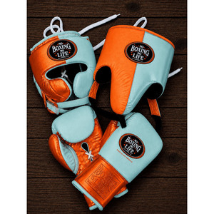 Ensemble de boxe personnalisé en cuir véritable avec logo et nom imprimés, comprenant des gants de boxe, un casque et une protection inguinale - Product Image 4