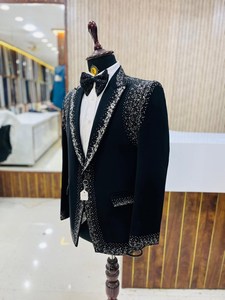 Traje de esmoquin negro bordado para hombre con pajarita – Traje de diseñador para bodas y eventos formales - Product Image 4