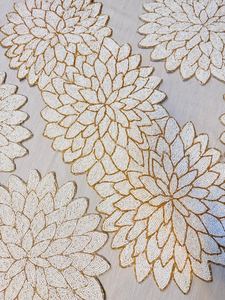 Chemin de table perlé fait main, blanc, décor de table doré, set de table assorti disponible - Product Image 3