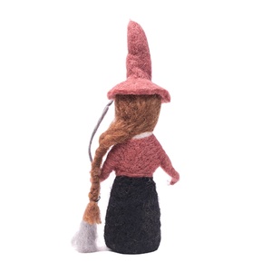 Ensemble de 2 poupées sorcières en feutre de laine faites à la main avec balai – Mini figurines d'Halloween en feutre aiguilleté, décoration d'intérieur, cadeau - Product Image 4