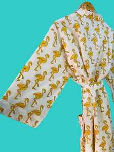 Robe kimono en coton imprimé flamants roses avec ceinture à rayures pour spa, hôtel, complexe hôtelier – Commandes en gros - Product Image 4