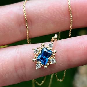 Collier pendentif saphir taille émeraude avec halo, en argent sterling 925 plaqué or 14 carats, serti clos, style vintage classique, septembre - Product Image 2