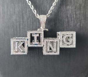 Collier chaîne avec pendentif lettre en zircone cubique couleur argent, bijou géométrique avec breloque mot, idéal pour un cadeau - Product Image 1