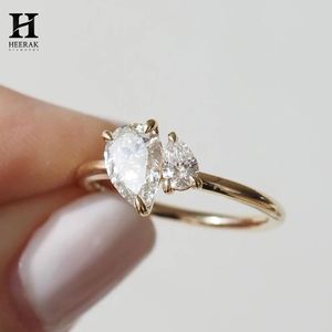 Bague personnalisée en moissanite à deux pierres taille poire Toi et Moi, solitaire bypass, bijoux fins, fabrication en gros - Product Image 6