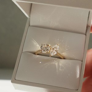 Bague unique Toi et Moi style 1,00 carat chacun, diamants ronds et taille marquise, certifiée IGI, cultivée en laboratoire, or massif 14 carats, cadeau pour petite amie - Product Image 2