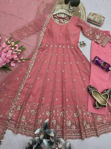 ชุดเดรสยาวแบบ Anarkali ดีไซน์คลาสสิก พร้อมงานปักและประดับเลื่อม ผ้าพิมพ์ลาย - Product Image 3