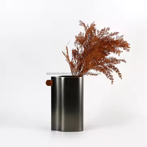 Florero moderno de metal negro de estilo nórdico, florero de cuero para la decoración del hogar y el uso de bodas por Azora Industries - Product Image 2