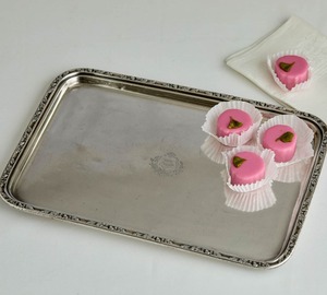 Bandeja de Servir Plateada de Estilo Indio Tradicional, Plato de Metal Decorativo con Grabado Floral, Bandeja de Metal Plateada Decorativa Premium - Product Image 2