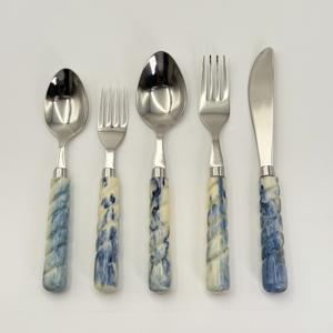 Nouvel ensemble de couverts en acier inoxydable au design moderne et très demandé, avec manche en résine, idéal pour un cadeau de mariage, à prix raisonnable en Inde - Product Image 3