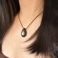 Collier pendentif macramé en labradorite verte éclatante fait main, cordon marron, pierre précieuse naturelle, cristal de guérison bohème, bijou ajustable