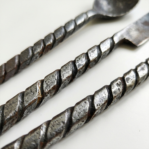Ensemble de couverts médiévaux en métal, collection de fourchettes, cuillères et couteaux pour une utilisation quotidienne en cuisine, des dîners spéciaux et des événements en plein air - Product Image 4