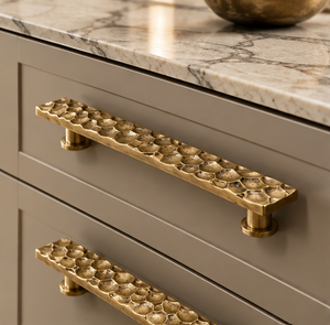 Poignée de meuble texturée dorée martelée, longue poignée de tiroir décorative, quincaillerie de mobilier pour intérieurs de luxe - Product Image 2