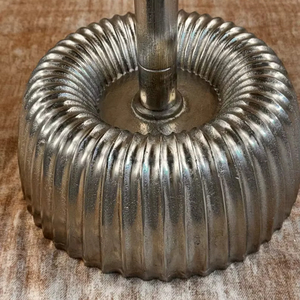 Table de bar moderne avec base texturée côtelée, plateau poli, design de piétement stable, gain de place, pièce d'appoint pour intérieurs élégants - Product Image 2