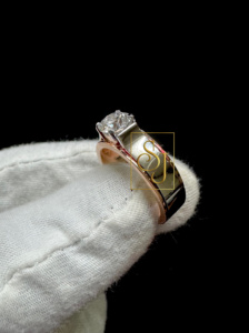 Luxe 18K Deux Tons En Or Massif Hommes Solitaire Bague Conception Unique 1 TCW VVS Moissanite Diamant Charmes Cadeau De Fiançailles Bijoux - Product Image 2