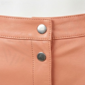 Jupe crayon mini en similicuir taille haute pour femme avec boutons sur le devant, couleur unie, design minimaliste, à porter toute l'année - Product Image 4