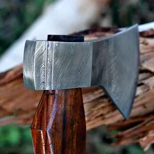 Hache viking artisanale en acier Damas, manche en bois et étui de qualité supérieure, qualité industrielle, pour le camping en plein air - Product Image 4