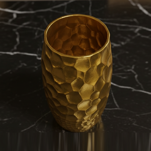 Vase à fleurs doré saisissant avec une texture martelée, une silhouette cylindrique et une finition réfléchissante pour une décoration intérieure élégante - Product Image 3
