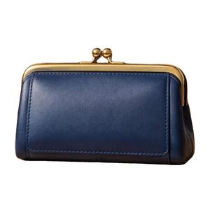 La cartera de cuero azul mostrada es un monedero con cierre de beso de estilo vintage, a menudo publicitado como una bolsa para monedas de cuero genuino. - Product Image 1