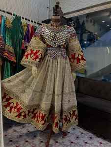 Robes afghanes pour femmes, designs personnalisés, faible quantité minimum de commande, 100% broderie artisanale de haute qualité, robes Kuchi afghanes pour mariage ou fête formelle. - Product Image 3