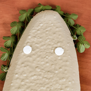 Plateau de service rectangulaire en métal blanc texturé avec de charmants accents floraux verts aux extrémités pour une pièce décorative ravissante - Product Image 5