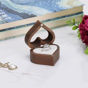 Boîte de présentation pour bagues en bois avec couvercle transparent, à 1 ou 2 emplacements, boîte à bijoux en bois personnalisée en forme de cœur - Product Image 3