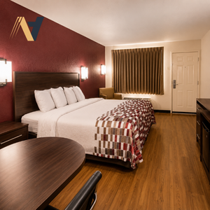 Ensemble de chambre d'hôtel moderne Red Roof Inn, mobilier commercial en bois massif, finition stratifiée résistante aux rayures, construction durable - Product Image 1