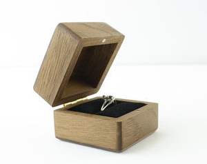 Caja de madera hecha a mano para anillos con vetas de madera natural y acabado premium, caja de madera maciza para anillos de compromiso. - Product Image 2