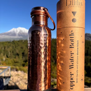 Botella de agua de cobre puro de calidad premium para beber, con beneficios ayurvédicos para la salud y tapa a prueba de fugas, disponible para la venta. - Product Image 1
