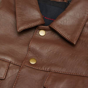 Chaqueta de Cuero PU Personalizada para Hombre, Estilo Casual Elegante, Resistente al Viento, con Cuello Bordado, Cierre de Cremallera, Estilo Urbano, Servicio OEM - Product Image 6