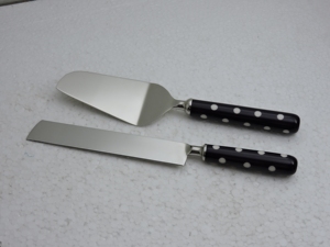 ชุดมีดเค้กสแตนเลส 2 ชิ้น ด้ามจับลายจุดสีดำ รูปทรงสี่เหลี่ยมผืนผ้า ล้างมือเท่านั้น - Product Image 1