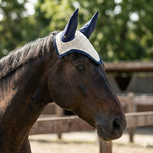 Velo de ganchillo blanco para moscas de caballo con cubre orejas azul marino y ribete negro, gorro ecuestre hecho a mano, color personalizable, acolchado suave de alta calidad - Product Image 2