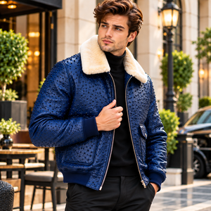 Chaqueta de aviador para hombre en cuero con tachuelas y cuello de piel, chaqueta de invierno cálida con cierre de cremallera y puños acanalados. - Product Image 1