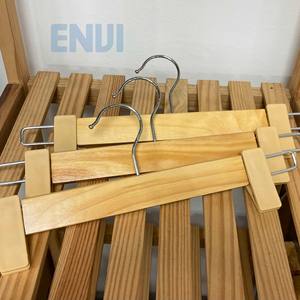 Cintres en bois de pin durables et écologiques avec crochets en acier inoxydable, finition laquée, design plat multifonctionnel pour vêtements - Product Image 1