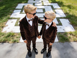 Costume formel en velours marron pour garçons, ensemble 3 pièces – Blazer, gilet et pantalon de luxe avec nœud papillon |   Costume de mariage et de fête pour enfants - Product Image 2