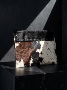 ซองใส่แล็ปท็อปหนังวัวแท้ขนสัตว์ธรรมชาติสุดหรู ขายส่ง ซองหนังวัวขนธรรมชาติทรงบาง ป้องกันแล็ปท็อป รุ่น LLS-0201 - Product Image 3